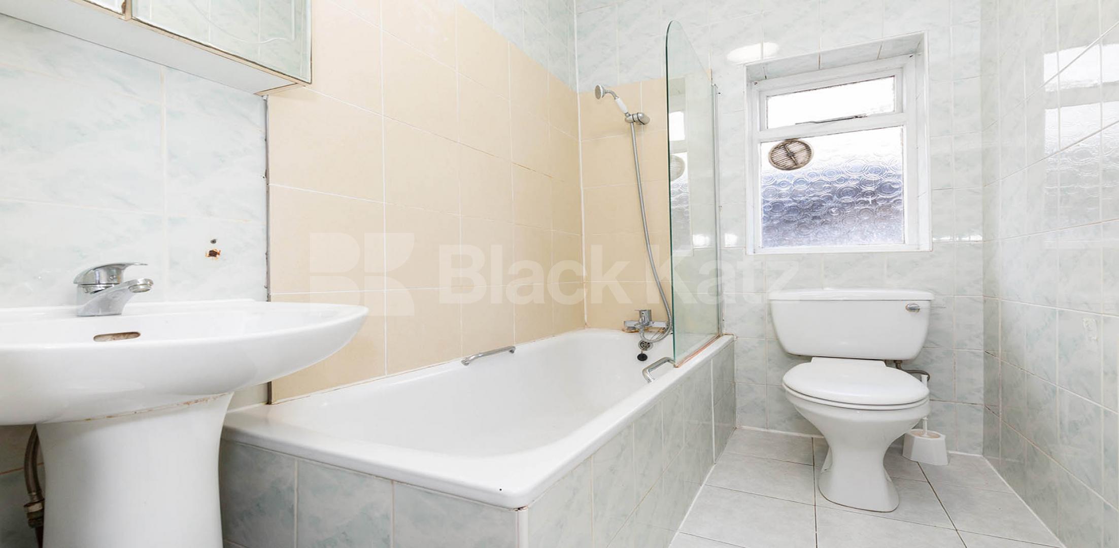 			GOOD FOR 4 SHARERS!, 4 Bedroom, 1 bath, 1 reception Flat			 Brecknock Road, TUFNELL PARK N7